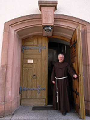 Kirchenportal mit Pater Manfred.bmp x