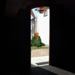 Blick durch offene Klosterkirchentür